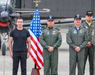 Foto de Daniel Noboa junto a la bandera de Estados Unidos durante el recibimiento a Kristi Noem, secretaria de Seguridad Nacional de EE. UU.,