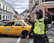 Agente de tránsito realizando controles.