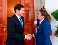 Marco Rubio , secretario de Estado de EE. UU., saluda con la vicepresidenta María José Pinto.