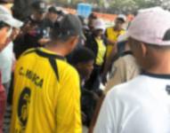 Imagen del hombre detenido por presuntamente vender entradas falsas en los exteriores del estadio Monumental en Guayaquil.