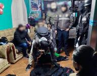 Momento en el que intervienen los agentes al interior de una vivienda.