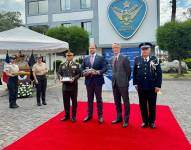 Ministro John Reimberg recibiendo los drones por parte del embajador de Francia, Philippe Létrilliart.