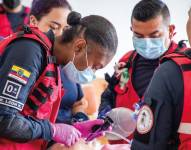 Uniformados del Cuerpo de Bomberos realizan prácticas de emergencias.