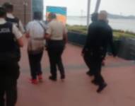 Imagen de policías que detuvieron a un hombre que fotografió a menores en el Malecón 2000.