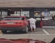 Imagen de un hombre orinando en Guayaquil.