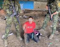 El sospechoso detenido junto a dos soldados del Ejército.