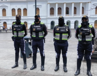 Agentes de tránsito en la Plaza del Teatro.