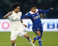 Joao Rojas disputa el balón con Marcelo en el duelo entre el Cruz Azul ante el Real Madrid por el Mundial de Clubes 2014