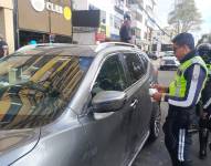 Agentes de tránsito realizan operativos en la ciudad.