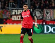 Piero Hincapié en un partido con el Bayer Leverkusen