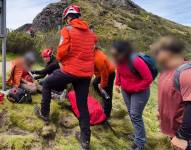 Momento del rescate de un turista australiano tras sufrir una caída en el Rucu Pichincha.