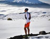 Patricio Factos en la cumbre de una montaña.