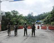 Militares resguardan un pasos fronterizos entre Ecuador y Colombia que estaba habilitado hasta el 24 de diciembre.