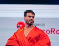 Emilio Sueños en una pasarela de modelaje.