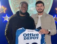 Enner Valencia y su representante, Chalo Vargas, en la presentación como nuevo jugador del Pachuca