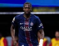 Willian Pacho va a firmar un nuevo contrato con el PSG por más temporadas.