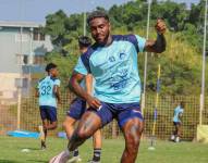 Ricardo Phillips en entrenamiento con el conjunto del Delfín