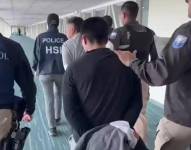 Captura de imagen de ecuatorianos que fueron deportados desde Estados Unidos por tener notificación roja de Interpol, este 25 de marzo del 2025.
