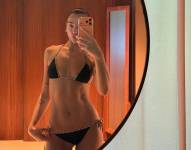 Dua Lipa luciendo un conjunto estampado de leopardo.