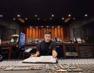 Santiago Borja en su estudio de grabación.