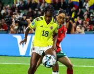 Linda Caicedo disputa el balón con una jugadora de Marruecos