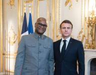 El ex embajador de Sudáfrica en Francia junto al presidente Emmanuel Macron