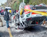 Automóvil volcado tras accidente en el rally Vuelta al Ecuador.