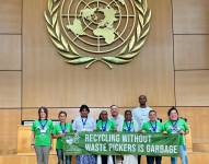 Fotografía sin fecha cedida del por la Fundación Avina desde la izquierda Nohra Padilla, Asociación de Recicladores de Bogotá; Jadira Vivanco (camisa blanca), Fundación Avina; Soledad Mella, Asociación de Recicladores de Chile (sostiene bandera); Silvio Ruiz, Red Latinoamericana de Recicladores; atrás izq a derecha Romina Malagamba y Paula Pariz en Ginebra (Suiza). EFE/ Fundación Avina /SOLO USO EDITORIAL NO VENTAS /SOLO DISPONIBLE PARA ILUSTRAR LA NOTICIA QUE ACOMPAÑA (CRÉDITO OBLIGATORIO)