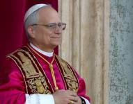 León XIV se presenta en el balcón central de la basílica de San Pedro en el Vaticano