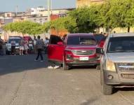 Imagen del carro en donde fue asesinado Geamil Rivera, cuñado del criminal fallecido Rasquiña, la tarde de este vlunes 18 de marzo en Manta, Manabí.