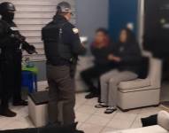 Mónica Patricia S. y Jorge Geovanny S., presuntos integrantes de la organización delictiva investigada, son detenidos en el allanamiento a un inmueble ubicado en Calderón, norte de Quito.