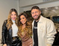 A pesar de reconocer que no sabían ninguna canción de la artista mexicana, terminaron incluso tomándose una foto junto a ella.