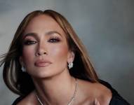 JLO posando con joyería de Zen Diamond.