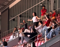 Una aficionada canta blanco y negro de Malú en el Mutua Madrid Open durante el apagón.
