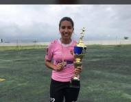 Ariana Estefanía Chancay sostiene el trofeo ganado en una final de fútbol femenino