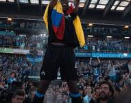 Joel Ordóñez, defensa del Brujas, levanta el título de campeón de la Copa de Bélgica
