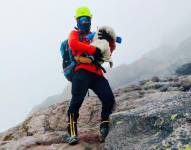 Los bomberos llevan al infante a un sitio seguro.