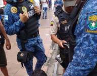 Agentes Metropolitanos de Guayaquil durante la captura de un hombre acusado de robo en la Bahía.