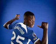 Moisés Caicedo posando con su nueva camiseta
