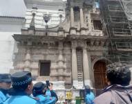 Integrantes de la Unidad de Información y Seguridad Turística conocieron detalles de las fachadas de piedra.