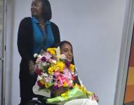 Gabrielle Henry regresando en silla de ruedas a Jamaica.