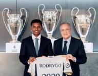 El brasileño Rodrygo Goes junto con el presidente del Real Madrid, Florentino Pérez