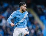 Rayan Cherki en un partido con el Manchester City