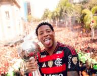 Gonzalo Plata ayudó a una humilde comunidad de Brasil con regalos y donaciones.