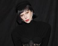 Lady Gaga luce su atuendo negro como parte de su nuevo álbum.