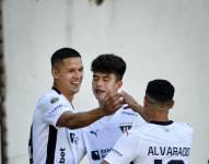 Alex Arce celebra su gol con Alexander Alvarado y Gabriel Villamil