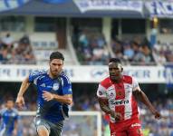 Facundo Castelli disputa el balón con José Hernández por la décima fecha de la LigaPro Ecuabet conectada por Xtrim