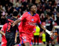 El defensa del PSG, Willian pacho, celebra su gol contra el Bayer Leverkusen por la fecha tres de la Champions League