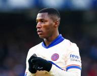 Moisés Caicedo en un partido con el Chelsea