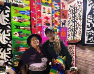 Shakira con una mujer otavaleña.